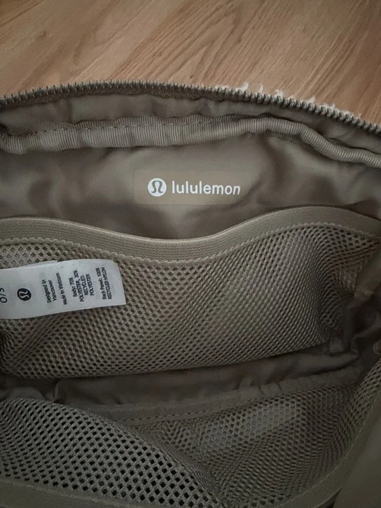 lululemon tan travel organizer pouch - Picture 4 of 4